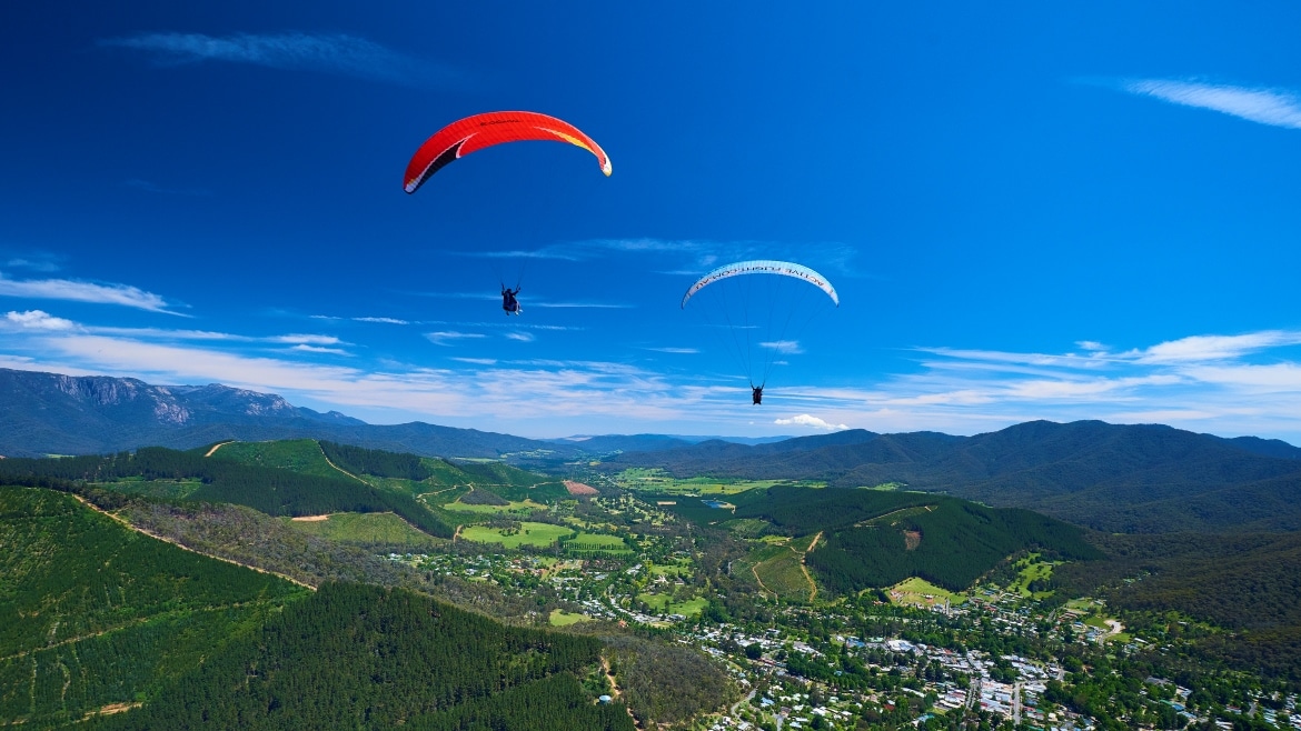 paragliding bright summer 16_9 Paragliding over Bright Victoria