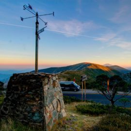 The Snowline bus dropping off lucky hikers on a stunning morning on The Razorback to Mt Feathertop